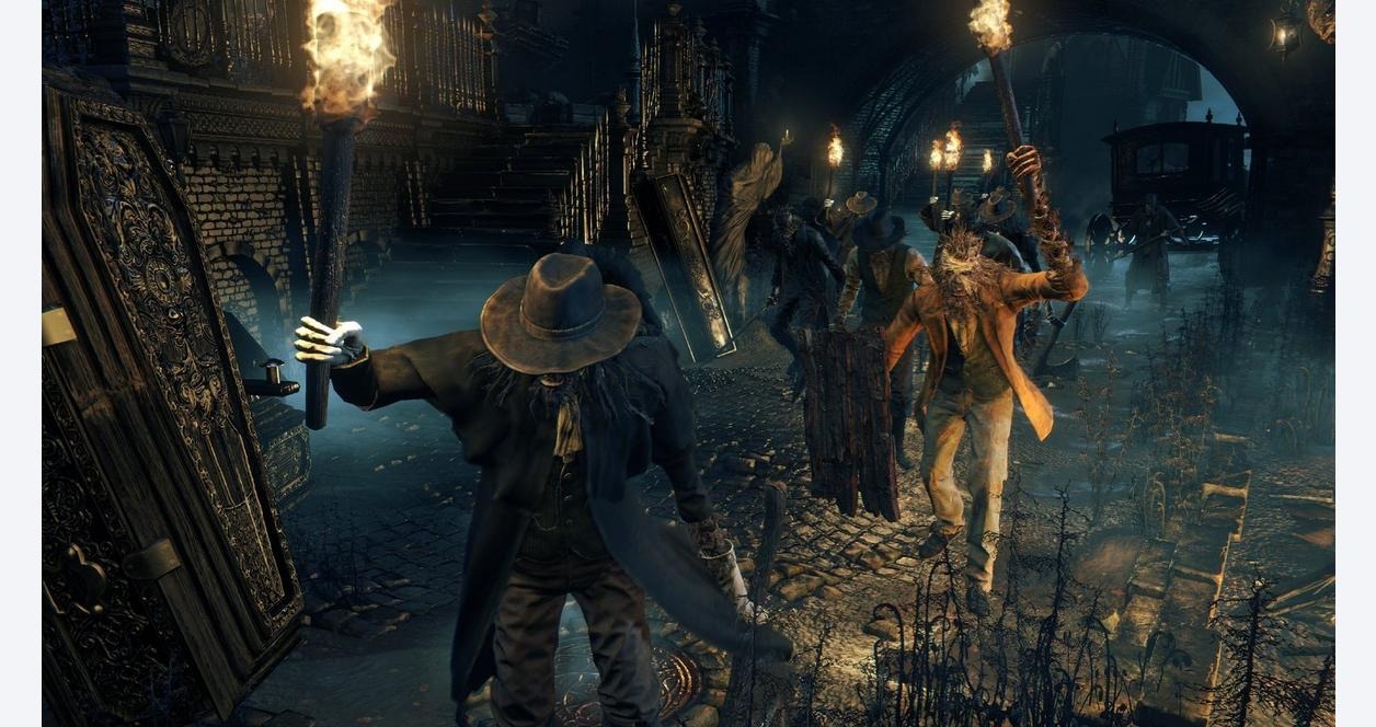 بازی Bloodborne، ساخته استودیو FromSoftware، یکی از عناوین برجسته در دنیای بازی‌های ویدئویی به شمار می‌آید که با ارائه یک تجربه منحصر به فرد و عمیق، علاقه‌مندان به بازی‌های نقش‌آفرینی و اکشن را به شدت تحت تأثیر قرار می‌دهد. این بازی نه‌تنها از نظر گیم‌پلی و طراحی مراحل، بلکه از لحاظ داستان و جو حاکم بر دنیای آن نیز به شدت قابل تحسین است. Bloodborne با خلق یک فضای تاریک و پر از رمز و راز، بازیکنان را به سفری هیجان‌انگیز در شهری به نام یهرنم (Yharnam) می‌برد که با موجودات هولناک و وحشتناک پر شده است. این شهر به نوعی به عنوان شخصیت خود بازی عمل می‌کند، جایی که هر گوشه و کنار آن داستانی برای روایت دارد و بازیکنان باید با دقت در این محیط غوطه‌ور شوند تا به عمق واقعیت‌های پنهان آن پی ببرند.

گیم‌پلی Bloodborne به طور قابل توجهی با دیگر عناوین مشابه از جمله Dark Souls و Demon’s Souls متفاوت است. سرعت بالای مبارزات و تمرکز بر روی حملات هجومی و هوشمندانه، بازیکنان را مجبور می‌کند تا به دقت حرکات خود را برنامه‌ریزی کرده و با استفاده از مکانیک‌های متنوع، به یک تجربه تعاملی و پویا دست یابند. سلاح‌های بازی قابلیت تغییر شکل دارند و این امکان را به بازیکنان می‌دهند که در هر لحظه به سبک مبارزه مناسب خود دسترسی داشته باشند. این ویژگی به همراه توانایی بازیابی سلامتی با انجام حملات سریع، به بازیکنان اجازه می‌دهد تا در مبارزات چالش‌برانگیز، توازن بین خطر و پاداش را به خوبی حفظ کنند.

داستان Bloodborne نیز به تنهایی یک اثر هنری است که با استفاده از عناصر گوتیک و وحشت، یک روایت جذاب و پیچیده را ارائه می‌دهد. بازیکنان در این سفر به دنبال کشف حقیقت درباره خود و دنیای اطرافشان هستند. شخصیت‌ها و موجودات مختلفی که در این بازی وجود دارند، هر کدام داستان‌های خاص خود را دارند و تعامل با آنها می‌تواند به بازیکنان در درک بهتر کلیت داستان کمک کند. به همین دلیل، هر بار که بازیکنان با یک شخصیت جدید یا یک موجود هولناک مواجه می‌شوند، حس کشف و تعجب به آنها دست می‌دهد و این احساس را تقویت می‌کند که در حال حاضر در یک دنیای زنده و پویا قرار دارند.

در نهایت، Bloodborne با ترکیب گیم‌پلی خلاقانه، داستان عمیق و طراحی بصری فوق‌العاده، تجربه‌ای بی‌نظیر را برای بازیکنان به ارمغان می‌آورد. این بازی نه تنها به عنوان یک چالش برای بازیکنان عمل می‌کند، بلکه احساس موفقیت و پیشرفت را نیز در طول سفر ایجاد می‌کند. Bloodborne به یکی از عناوین کلیدی در صنعت بازی‌های ویدئویی تبدیل شده است و تأثیر آن بر روی بازی‌های آینده و سبک‌های جدید، غیرقابل انکار است. در کل، Bloodborne نه‌تنها یک بازی، بلکه یک تجربه فراموش‌نشدنی و عمیق است که بازیکنان را به تفکر درباره مفاهیم عمیق‌تری از زندگی و مرگ وامیدارد.