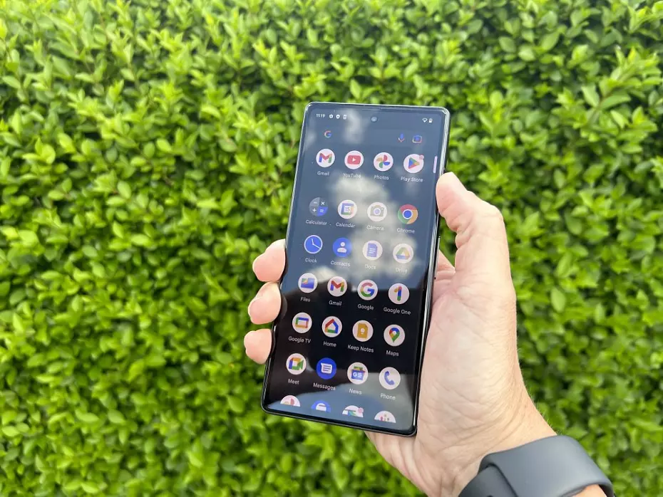 صفحه نمایش: کیفیت مناسب، اما نه بی‌نظیر 📱