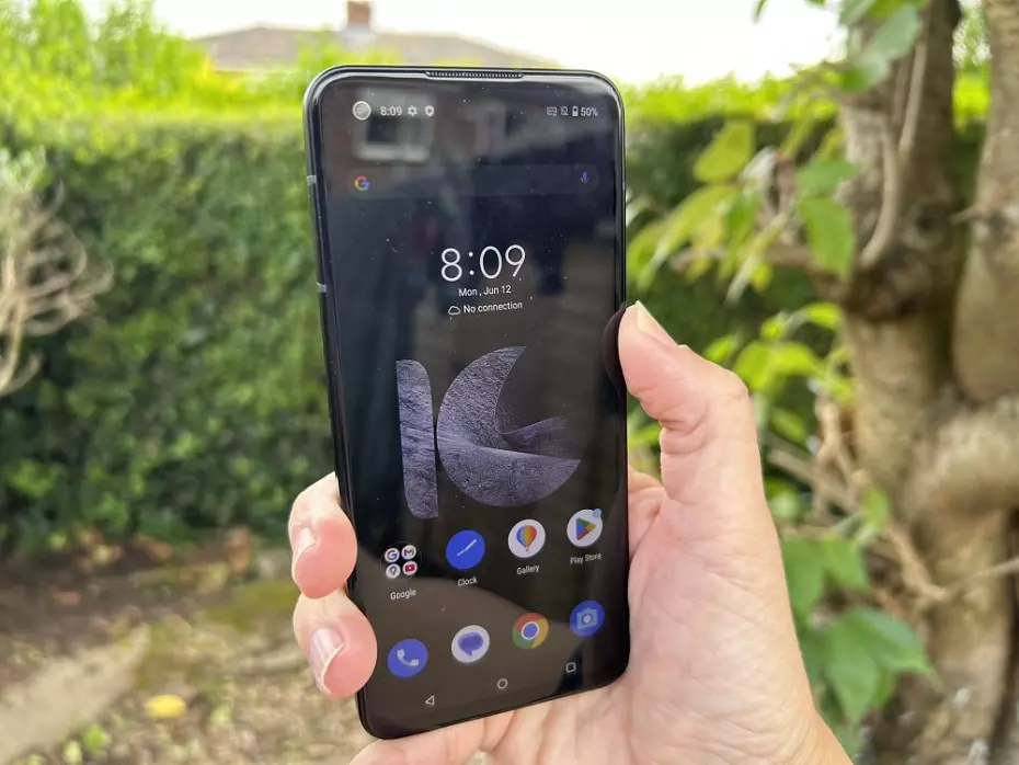 نمایشگر زیبا، اما با حاشیه‌های قابل توجه 📺