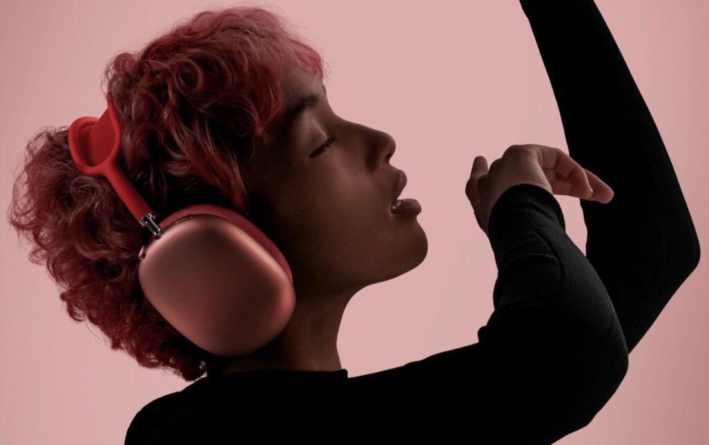بررسی AirPods Max 2024؛ بدون تغییرات چشمگیر و همچنان بدون H2