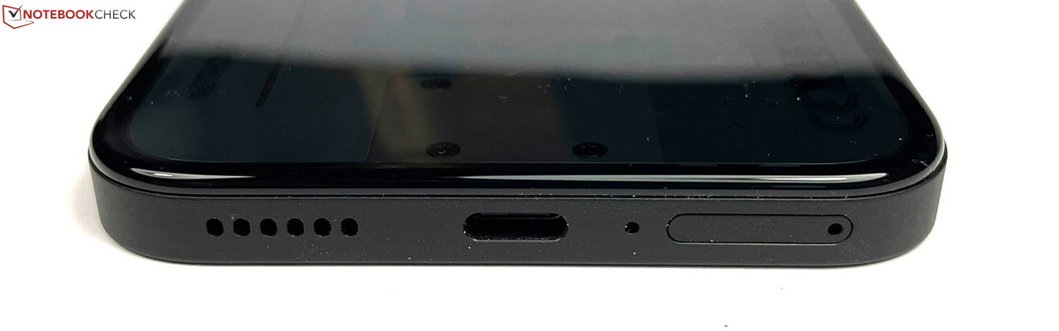 باتری قدرتمند و شارژ سریع Nothing Phone (2a) دارای باتری بزرگ ۵۰۰۰ میلیآمپرساعتی است که با استفاده معمولی، بهراحتی تا یک روز کامل و حتی بیشتر دوام میآورد. این باتری با توان ۴۵ وات شارژ میشود که سرعت مناسبی دارد. البته شارژر در جعبه وجود ندارد و باید جداگانه تهیه شود.