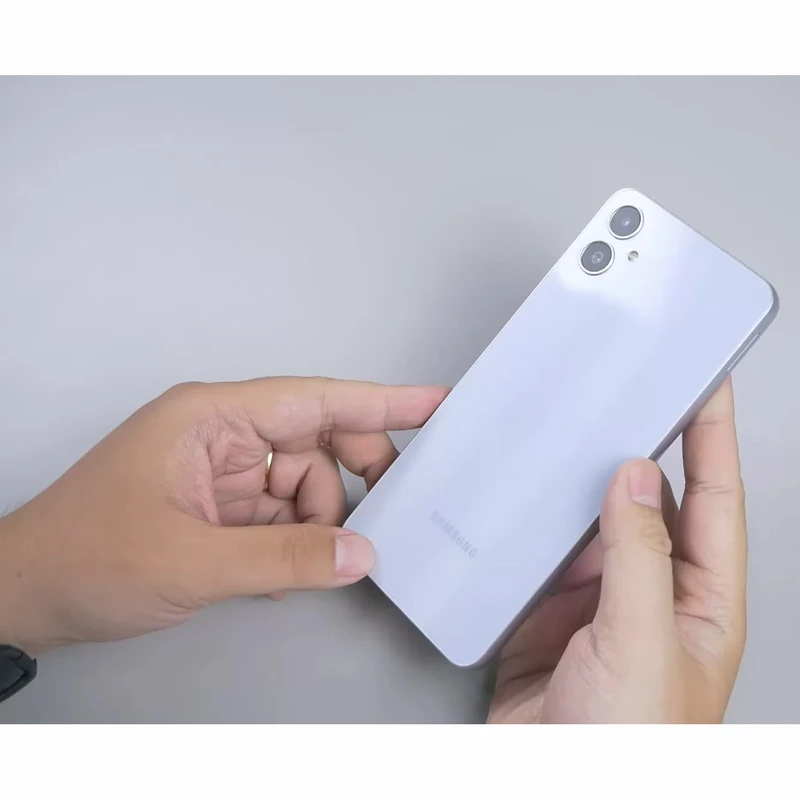 📱 طراحی و صفحهنمایش: بزرگ و چشمنواز با کیفیت HD+